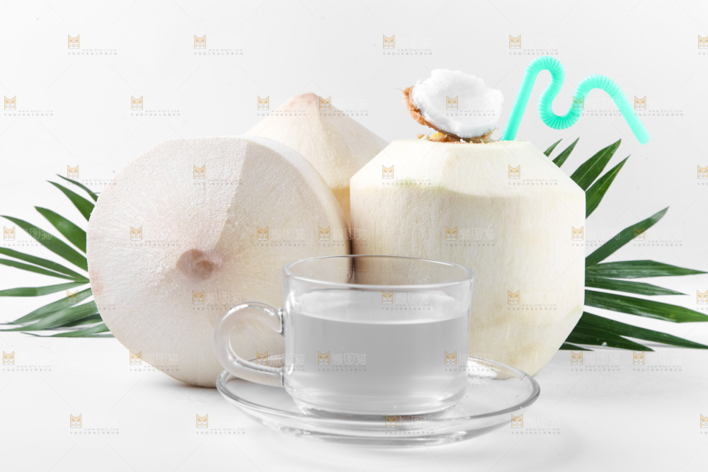 杯子里装着椰子汁