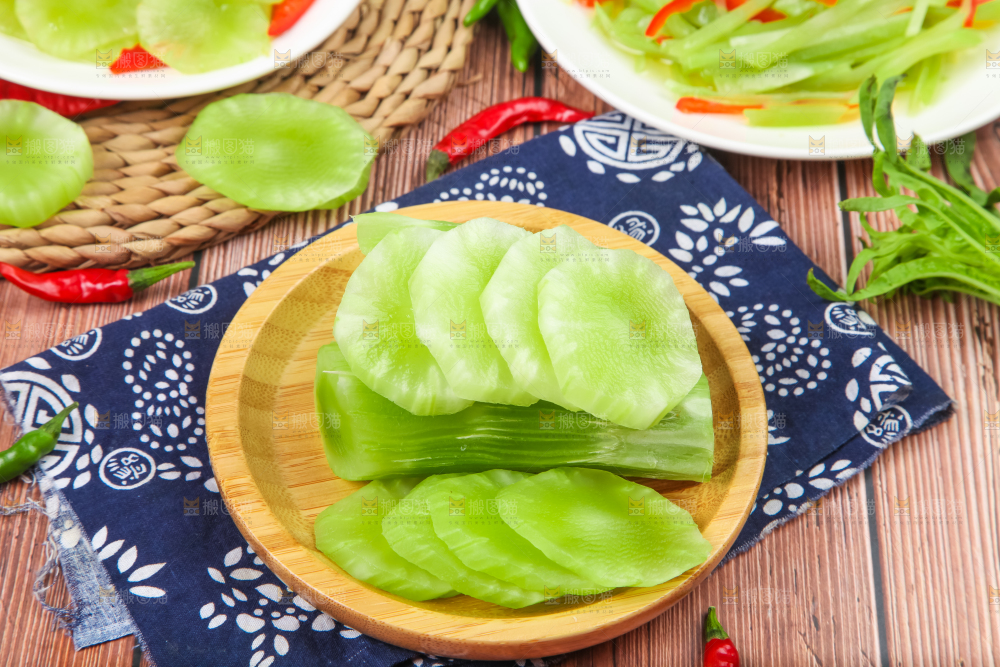 盘子里的莴苣笋