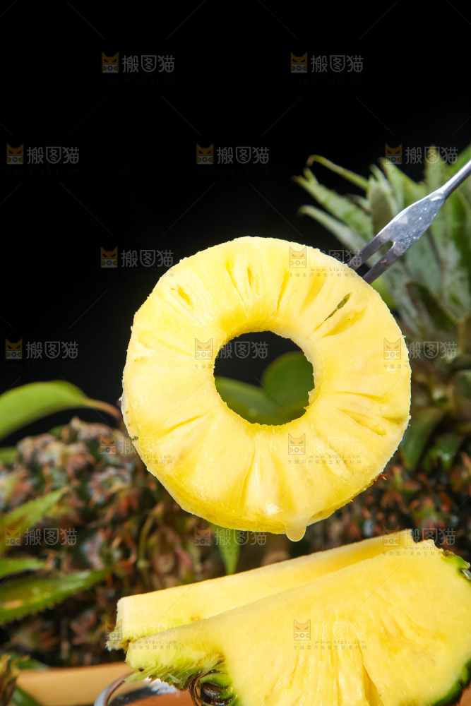 叉子上叉着小菠萝果肉