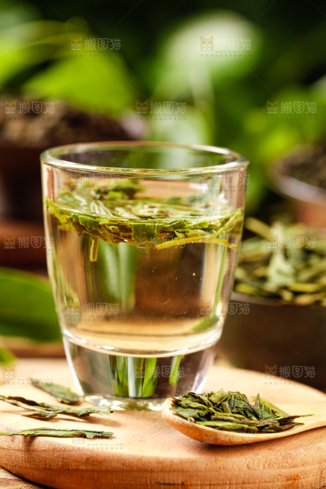杯子里泡着龙井茶