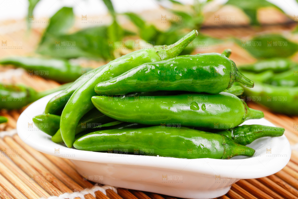 竹底上摆放着青米椒