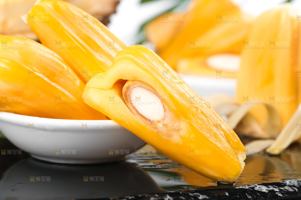 黑石板上的越南红心菠萝蜜