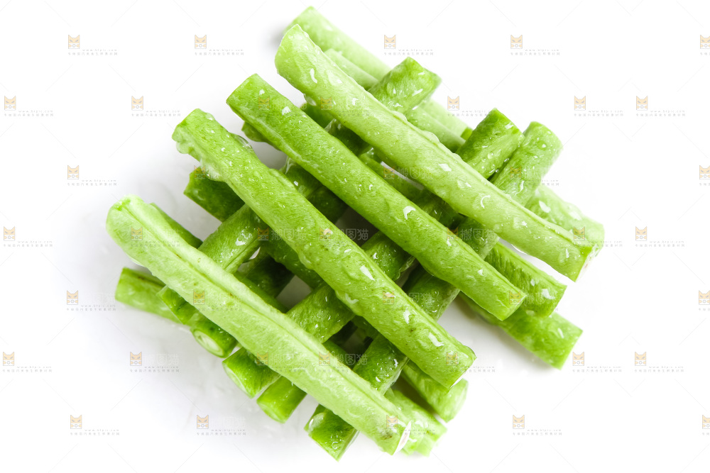 白底上放着豇豆角