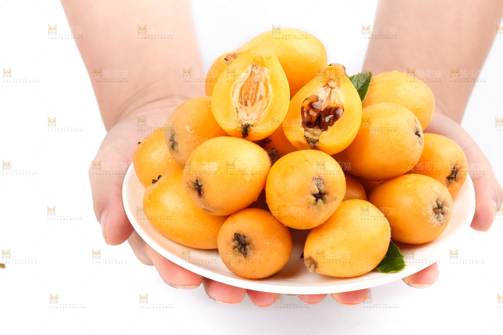 盘子里的蒙自枇杷