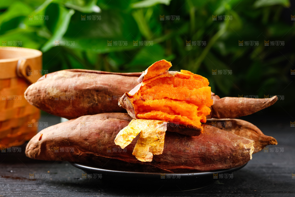 盘子里装着红心蜜薯