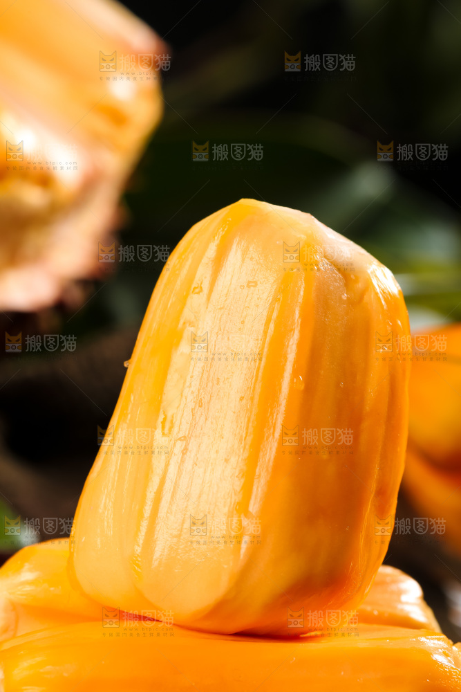 竹垫子上放着菠萝蜜