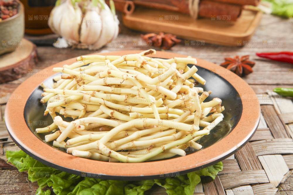 盘子里装着鱼腥草