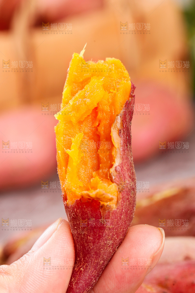 手上拿着蒸熟的小香薯