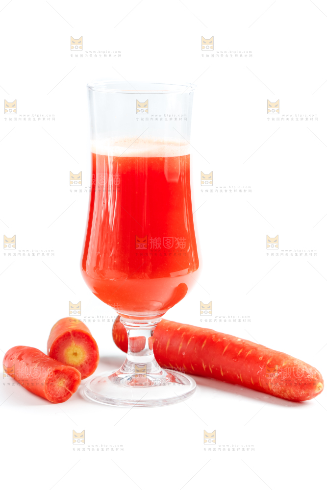 杯子里装着胡萝卜汁