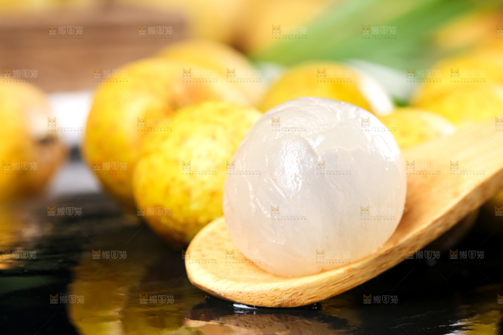 黑石板上放着新鲜龙眼