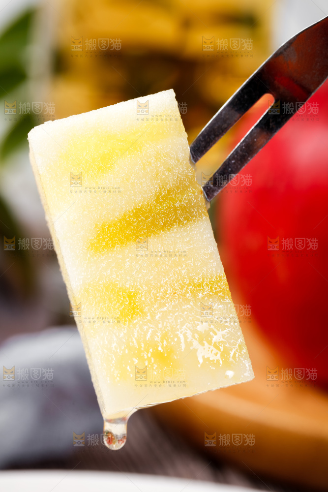叉子上叉着苹果果肉