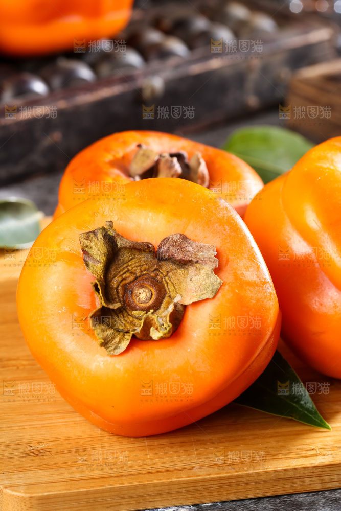 木板上的黄柿子