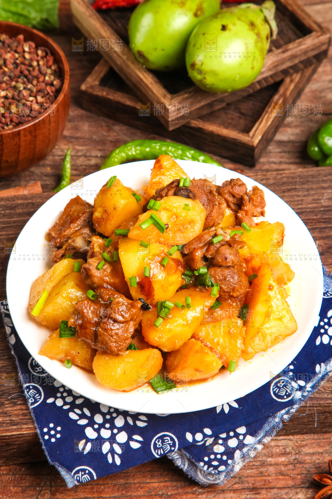 盘子里装着土豆烧肉