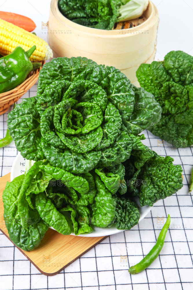 木板上的奶油白菜