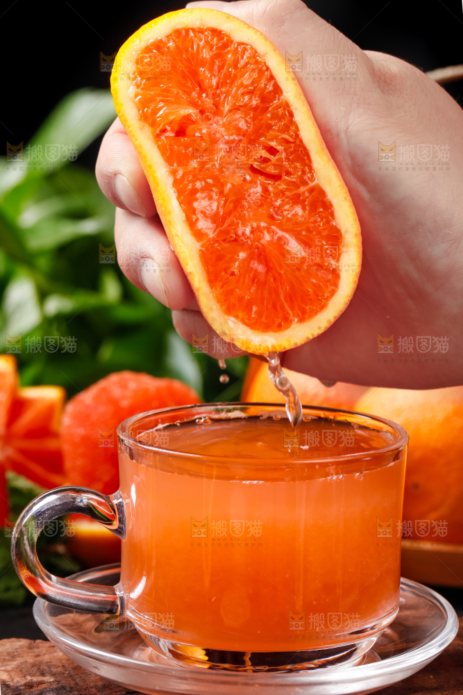 杯子里装着橙子汁