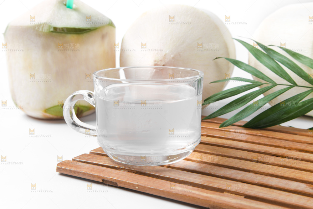杯子里装着椰子汁