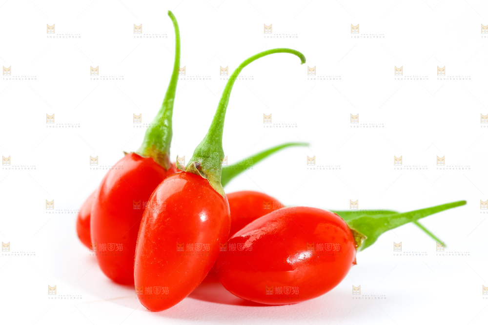 白底上放着枸杞