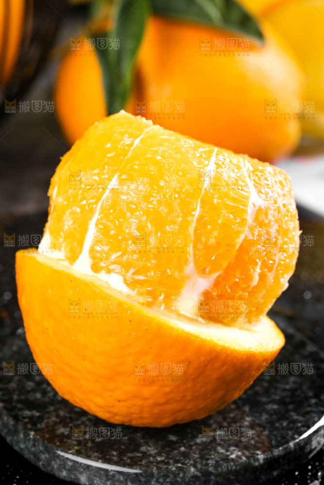黑石板上的甜橙