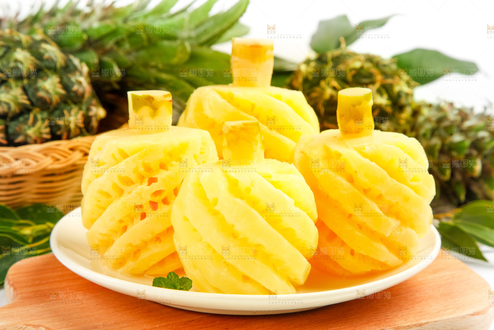 盘子里的泰国香水小菠萝
