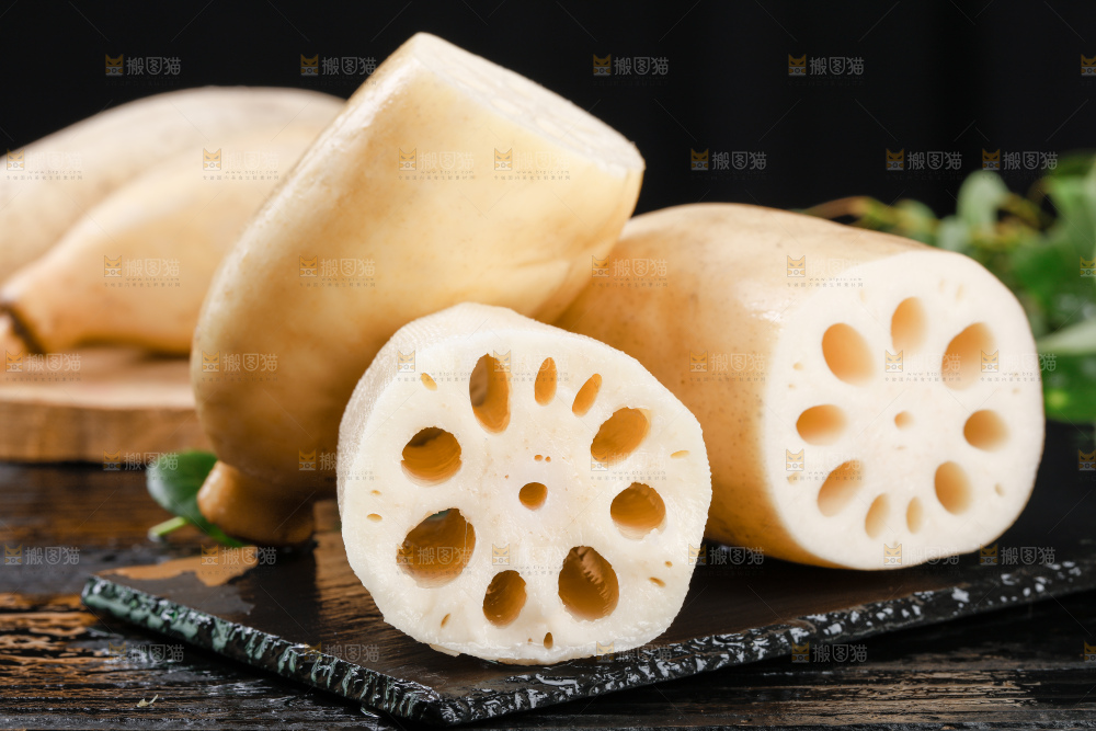 黑石板上放着新鲜莲藕