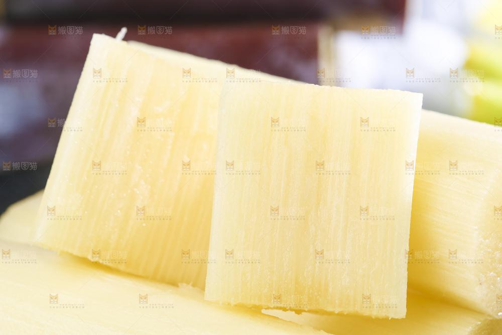 盘子里装着黑皮甘蔗