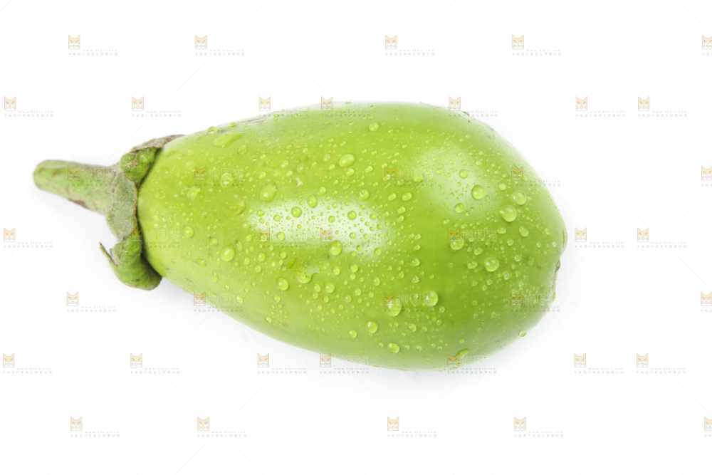 白底上放着青皮茄子