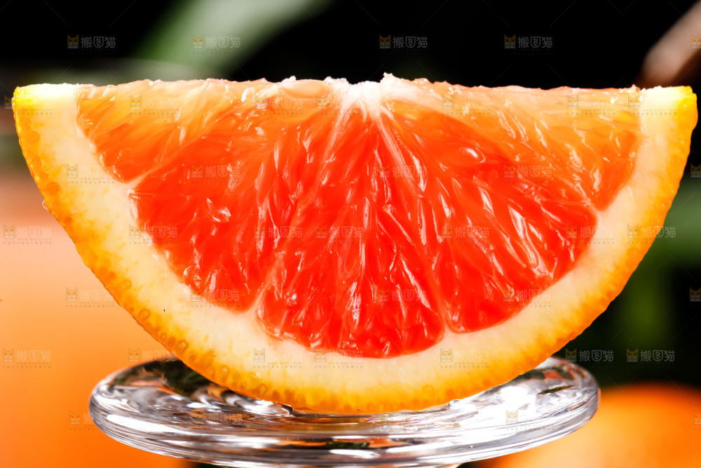 深底上的新鲜橙子
