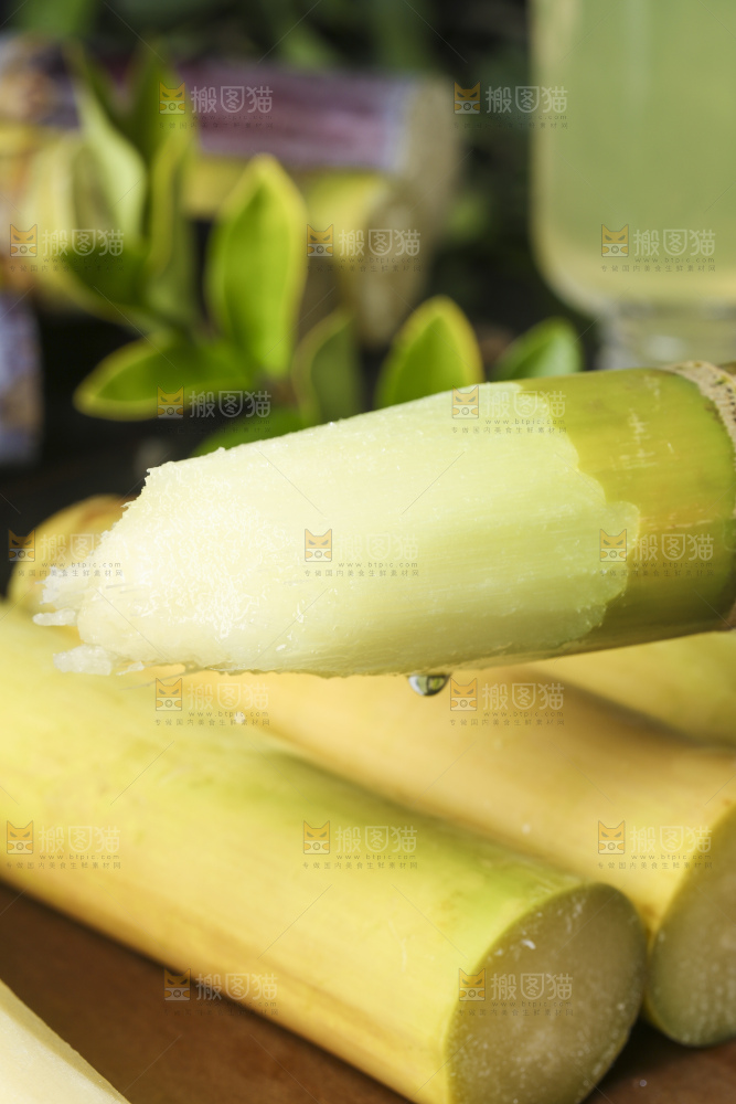 木底上的水果甘蔗