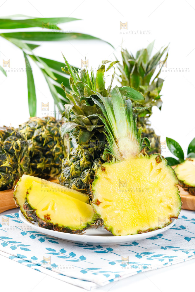 盘子里装着香水小菠萝