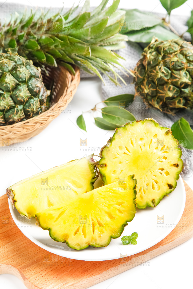 盘子里的泰国香水小菠萝
