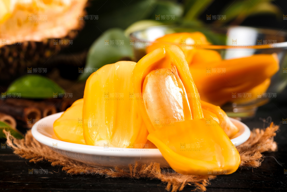 盘子里装着新鲜菠萝蜜