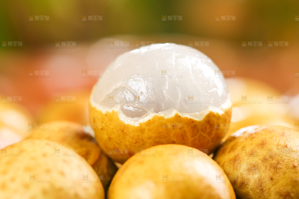 黑石板上摆放着泰国龙眼