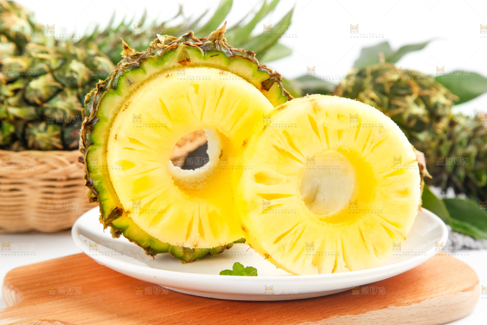 盘子里的泰国香水小菠萝