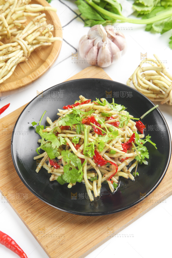 盘子里装着炒鱼腥草