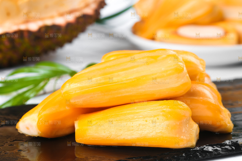 黑石板上的越南红心菠萝蜜