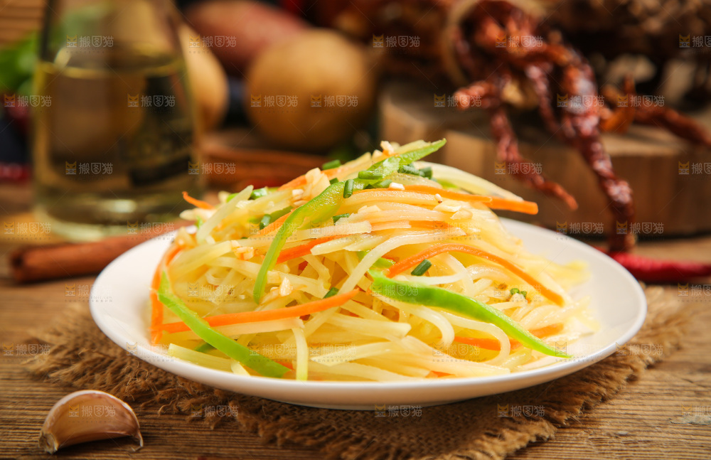 盘子里装着炒土豆丝
