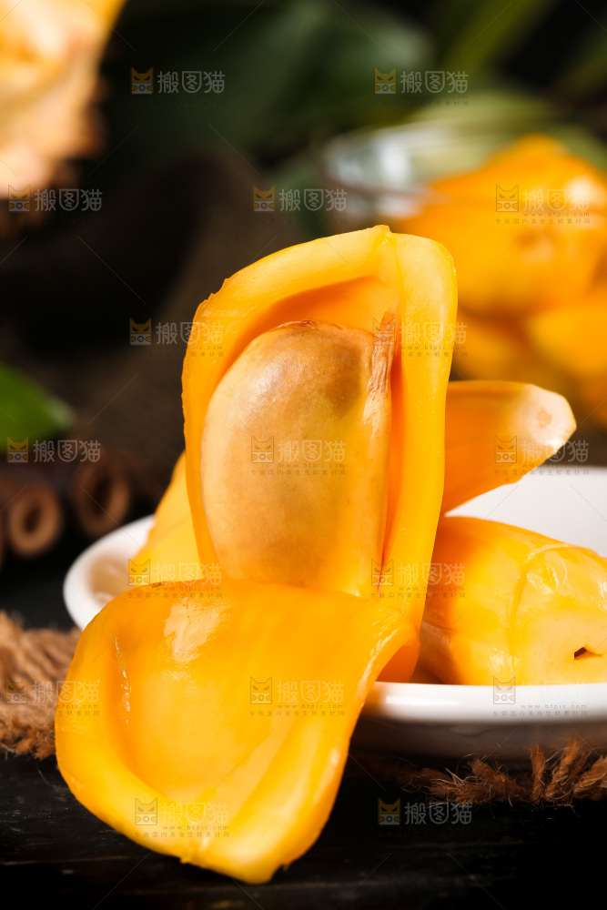 盘子里装着新鲜菠萝蜜