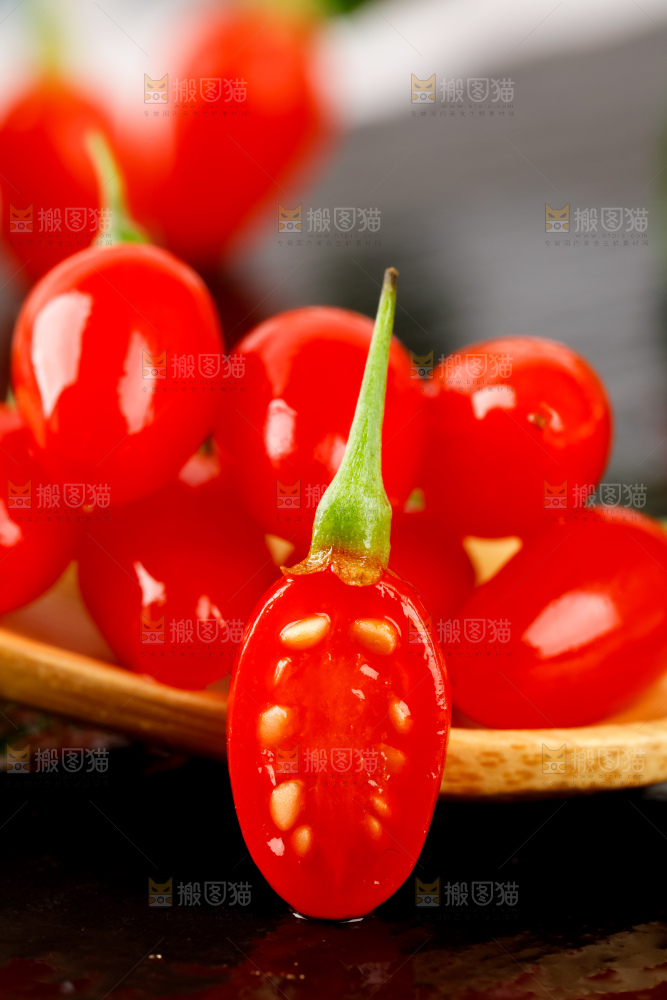 深底上放着枸杞鲜果