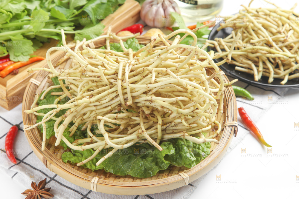 篮子里装着鱼腥草