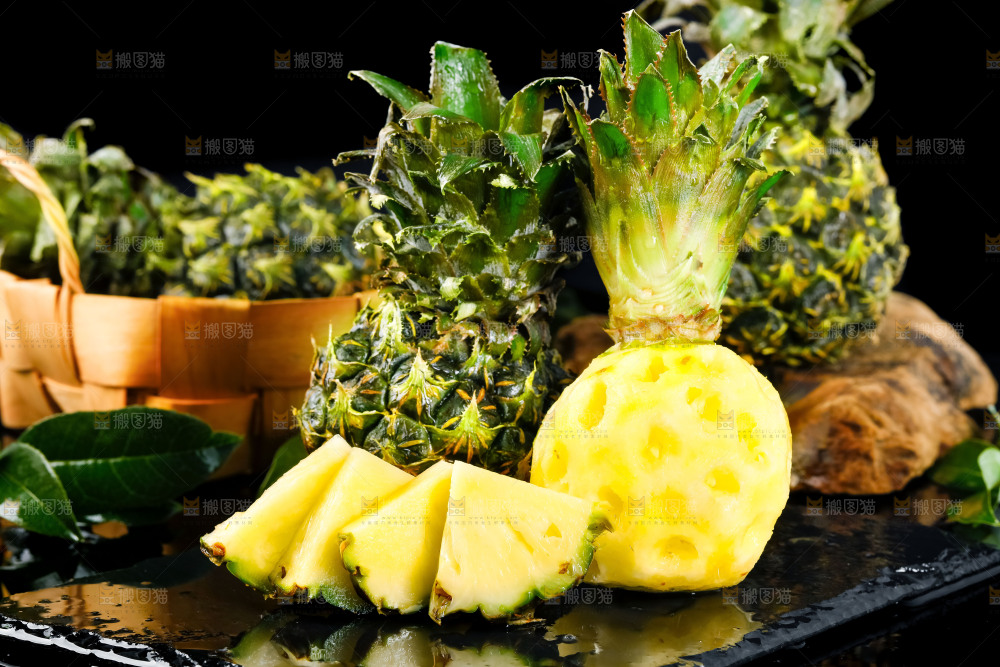 黑石板上的泰国香水小菠萝