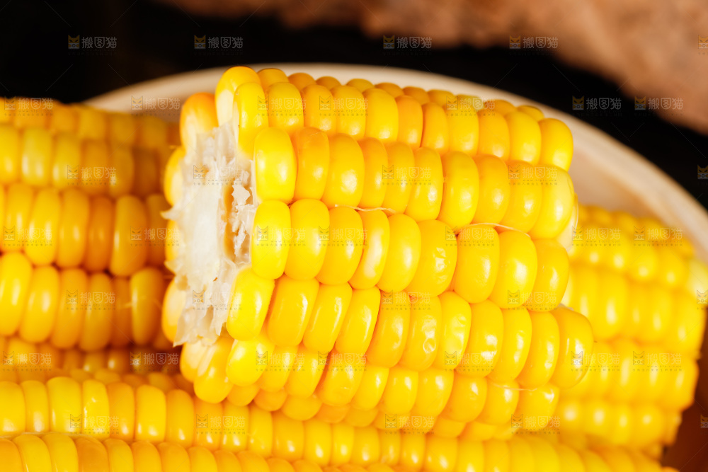 蒸笼里装着玉米棒