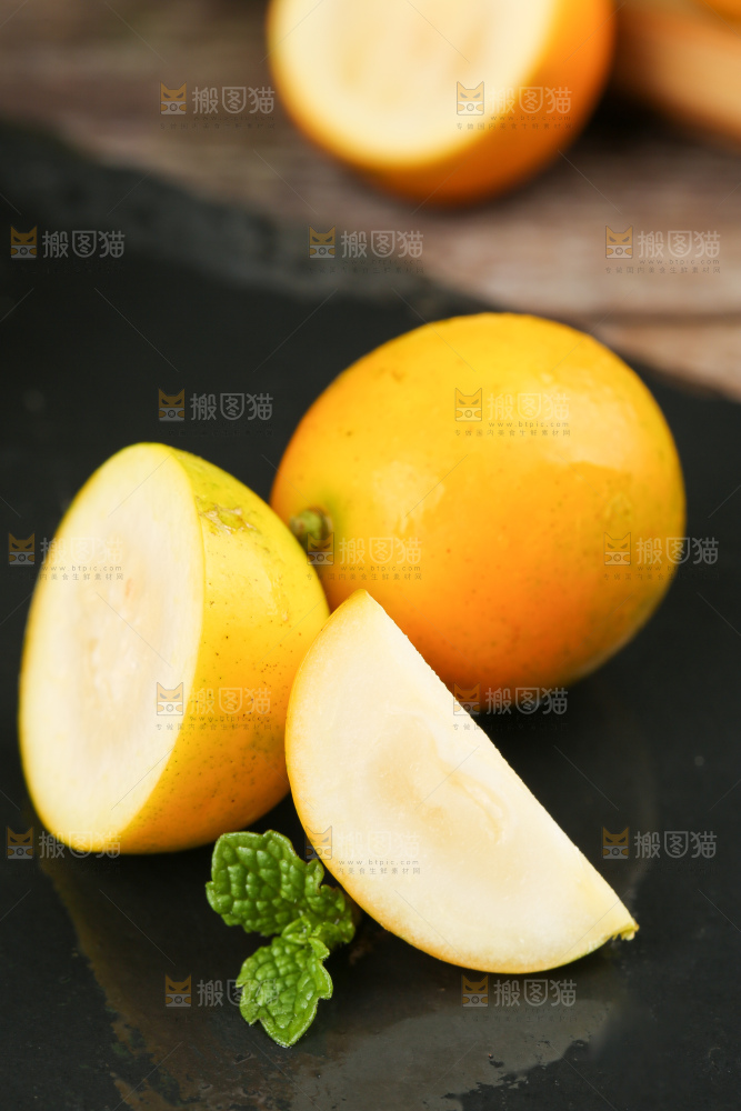黑石板上放着桂林脆皮金桔