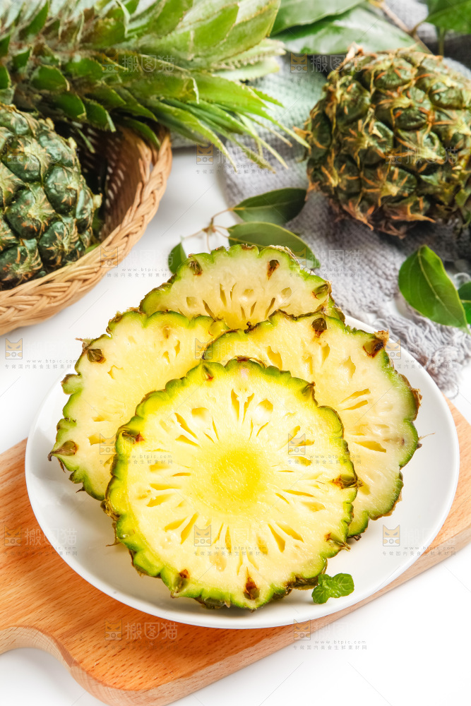 盘子里的泰国香水小菠萝