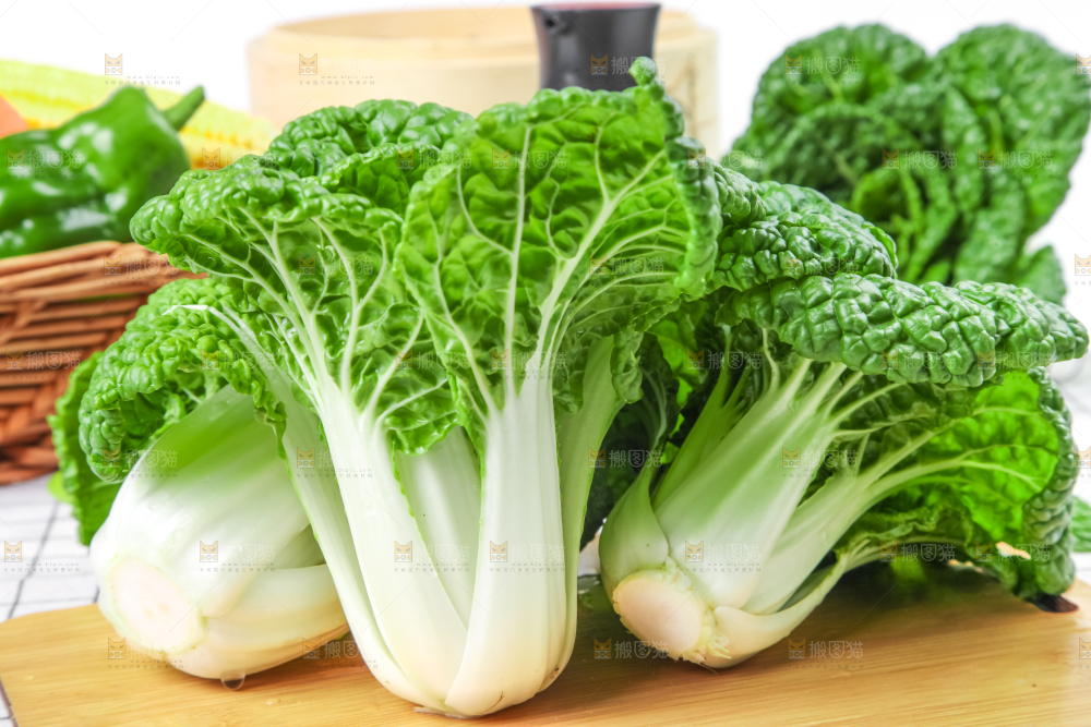 木板上的奶油白菜