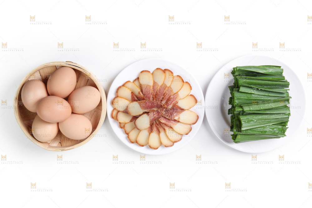 白底上放着鸡蛋，腊肉和蒜苗