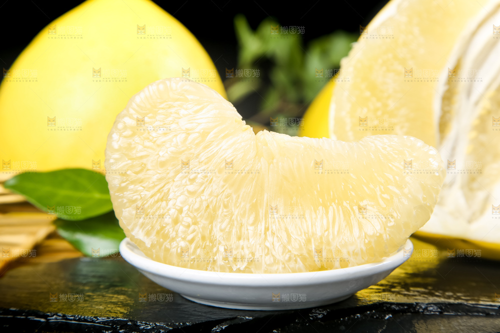 黑石板上的白心柚子