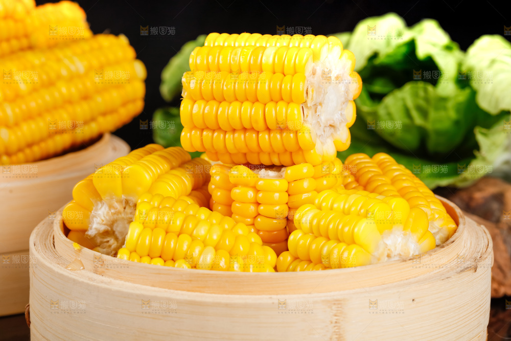 蒸笼里装着玉米棒