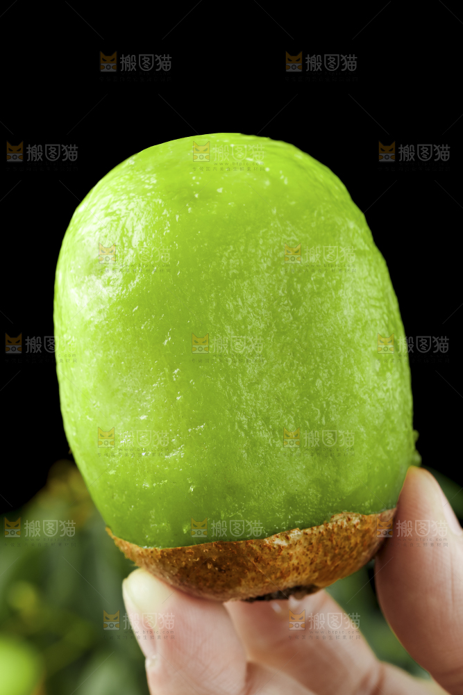 手里拿着猕猴桃