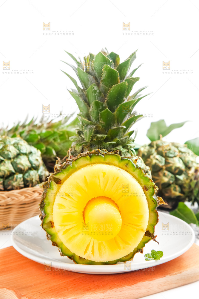 盘子里的泰国香水小菠萝