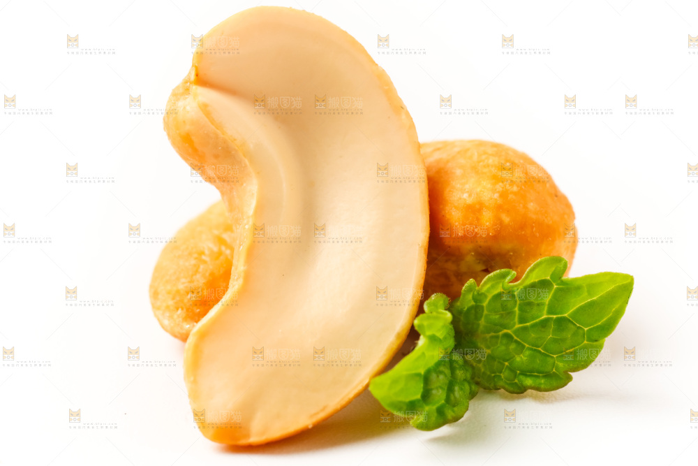白底上放着炭烧腰果